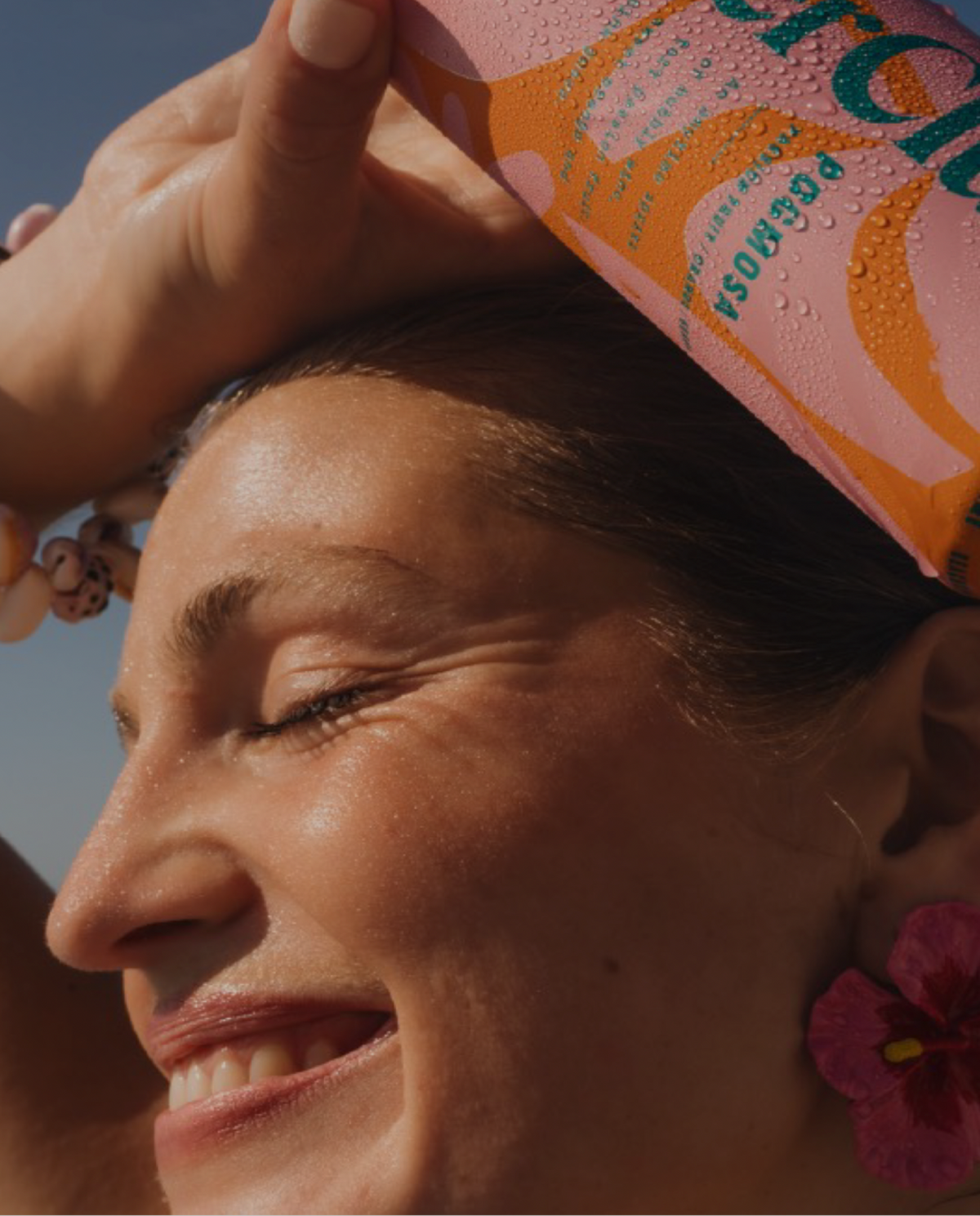 Woman with Pogmosa in her hand.